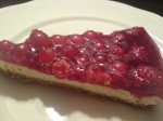 En bit halloncheesecake med röda vinbär